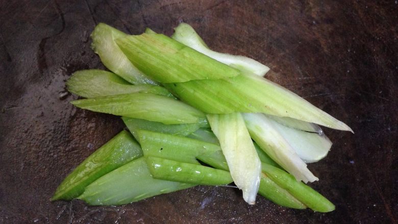 麻辣羊肉,芹菜切片