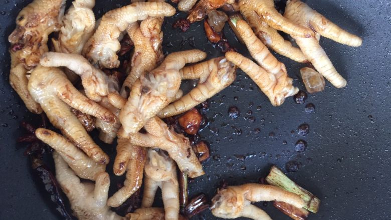 红烧鸡爪,放入刚才调好的料汁,快速翻炒。