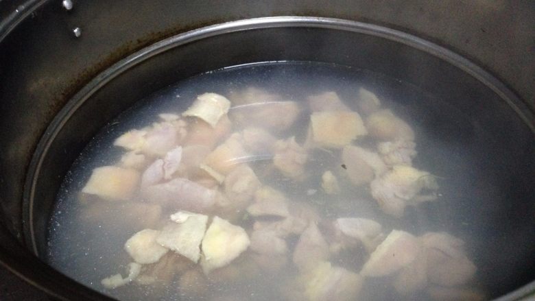 鸡丁炒土豆,锅内加水烧开关火,放入鸡丁浸泡2分钟后捞出控水