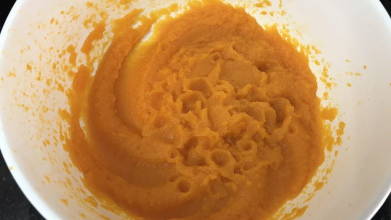 以假乱真~橘子馒头,料理棒打成萝卜泥
也可以用勺子压烂