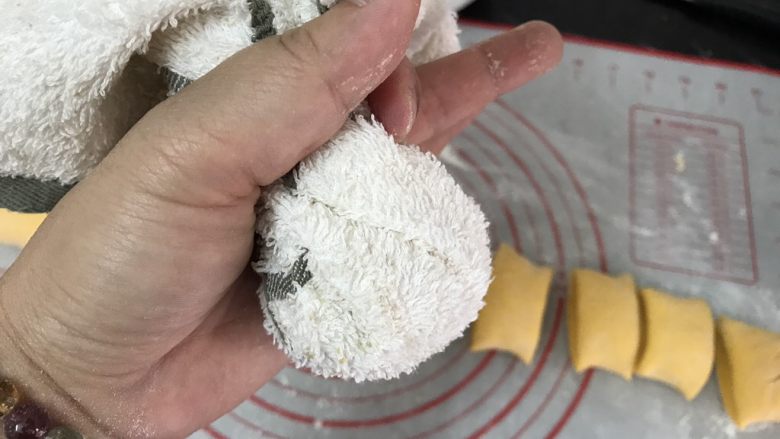 以假乱真~橘子馒头,然后毛中收起,用虎口处收紧毛中拧一圈