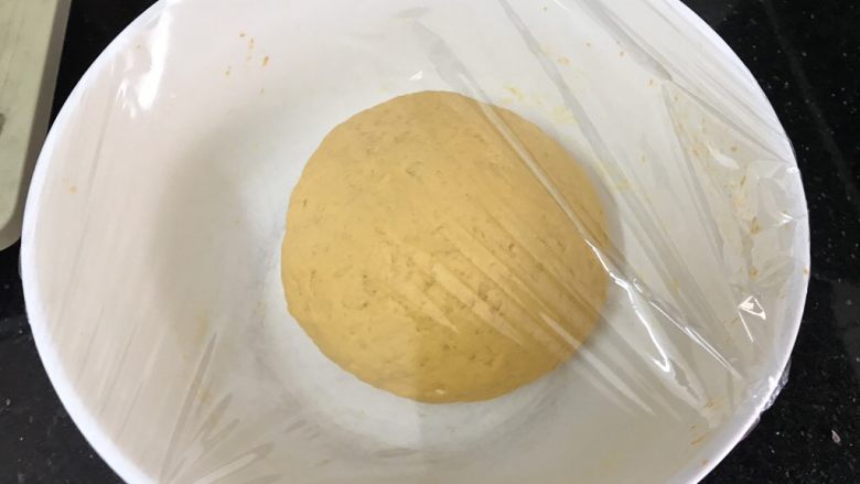 以假乱真~橘子馒头,盖上保鲜膜,放温暖处发酵,夏天一般1-1.5小时,冬天温度比较低的话可以隔温水发酵2小时左右