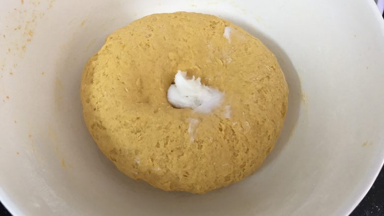 以假乱真~橘子馒头,有猪油可以加2克进去,这样可以增强馒头的松软度的哟,没有猪油可以忽略哈