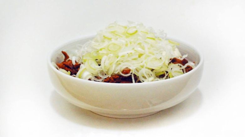 浅草鸡肝丼,最后放上挤干水分的葱花,完成。米饭和面吸了汤汁,超级美味。