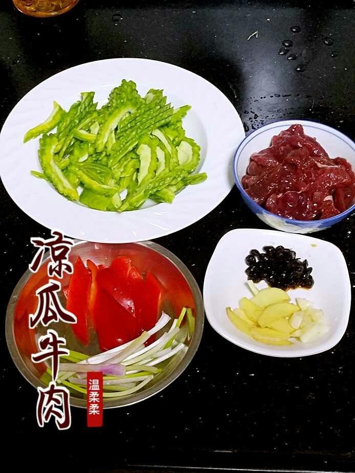 凉瓜牛肉,准备好食材，<a style='color:red;display:inline-block;' href='/shicai/ 3398'>凉瓜</a>切片，<a style='color:red;display:inline-block;' href='/shicai/ 216'>牛肉</a>片用生抽，<a style='color:red;display:inline-block;' href='/shicai/ 156925'>水</a>，<a style='color:red;display:inline-block;' href='/shicai/ 813'>鸡粉</a>，油，少许嫩肉粉腌制。姜切片，<a style='color:red;display:inline-block;' href='/shicai/ 2795'>蒜头</a>切碎，<a style='color:red;display:inline-block;' href='/shicai/ 694'>豆豉</a>洗净，红椒切断，葱切断。