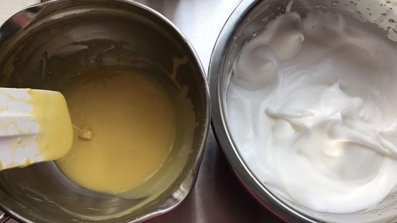 戚风蛋糕 简单 不塌腰不凹陷 小贴士帮你解决你的问题
,将密度小的加入密度大的里面 分两到三次都可以前面拌的好 这一步不太会消泡 拌好倒入模具 然后震出大气泡 几下就可以