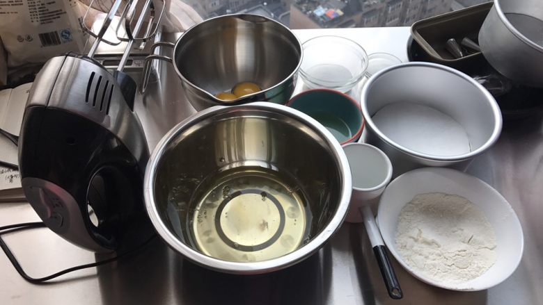戚风蛋糕 简单 不塌腰不凹陷 小贴士帮你解决你的问题
,提前称好所有的材料