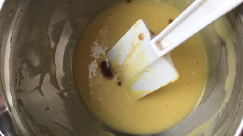 戚风蛋糕 简单 不塌腰不凹陷 小贴士帮你解决你的问题
,对了我加了一点点香草精因为我好讨厌蛋腥的味道还加了一点柠檬汁 看个人喜好
