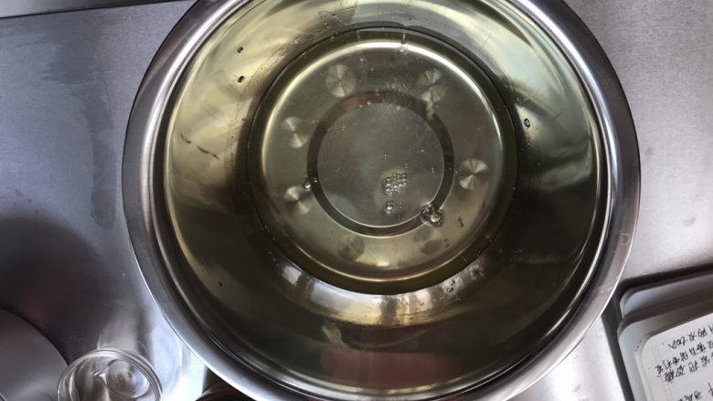 戚风蛋糕 简单 不塌腰不凹陷 小贴士帮你解决你的问题
,从冰箱里拿出<a style='color:red;display:inline-block;' href='/shicai/ 1117'>蛋白</a> 放入冰箱中拿出会比较容易打发