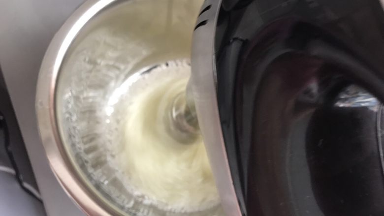 戚风蛋糕 简单 不塌腰不凹陷 小贴士帮你解决你的问题
,打至粗泡加第一次糖