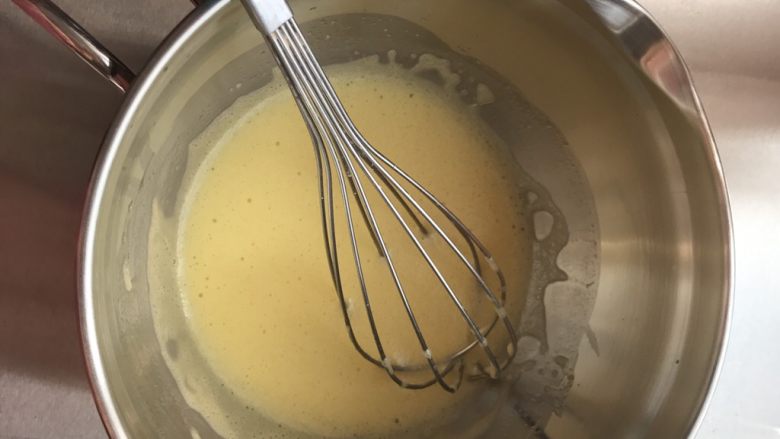 戚风蛋糕 简单 不塌腰不凹陷 小贴士帮你解决你的问题
,加油z型对这个进行一个乳化 让油水蛋充分的融合 不要油水分离
