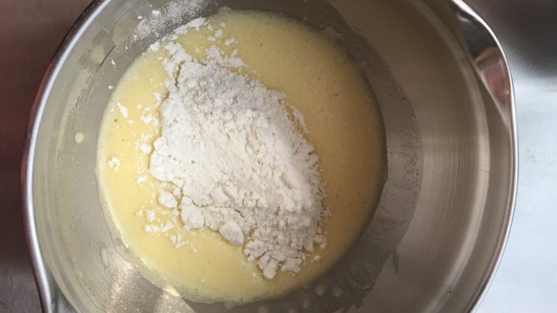 戚风蛋糕 简单 不塌腰不凹陷 小贴士帮你解决你的问题
,假如过筛后的面粉 搅拌成细腻无颗粒的面糊 如果要做可可味道的这个面粉可以替换5g可可粉40g面粉就好