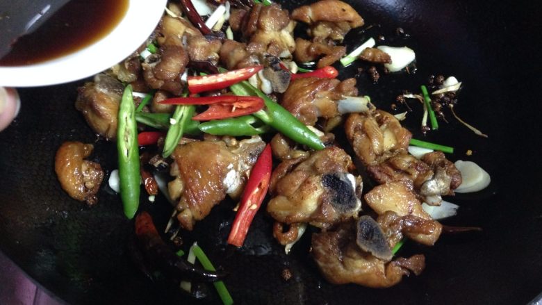 麻辣仔鸡,下入鲜辣椒,烹入碗汁