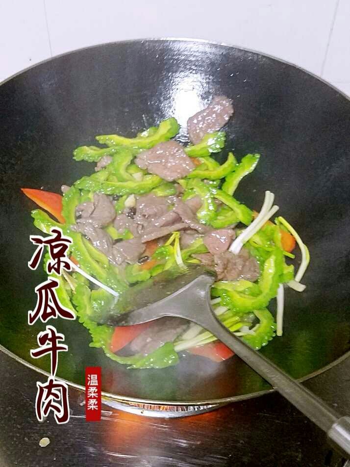 凉瓜牛肉,再起油锅,放入红椒,葱段,豆豉,凉瓜,牛肉一起翻炒。加入盐,<a style='color:red;display:inline-block;' href='/shicai/ 10588'>糖</a>,鸡粉调味,起锅前勾薄欠即可。