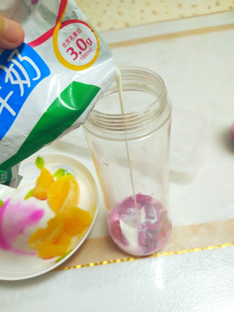 夏日挚爱粉色治愈橙饮,将火龙果放入榨汁机，倒入牛奶，牛奶越多颜色越浅，感觉粉粉哒。