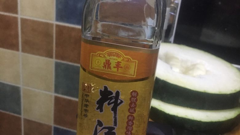 冬瓜炖素肠,加入30g<a style='color:red;display:inline-block;' href='/shicai/ 718'>料酒</a>,煮开10十分钟后沥干素肠