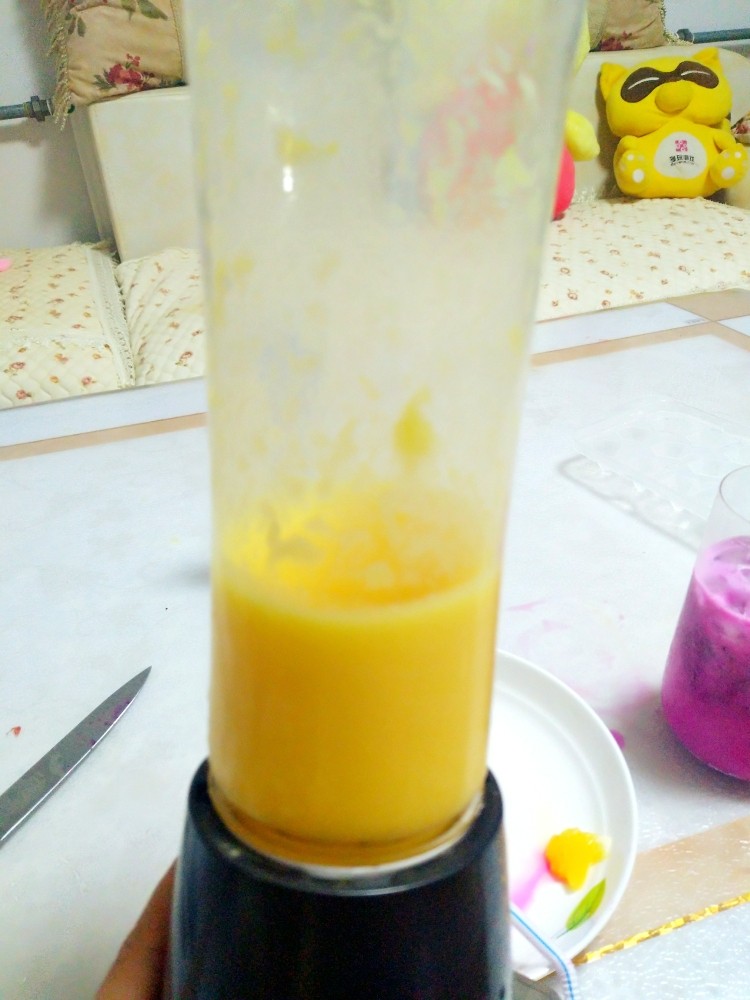 夏日挚爱粉色治愈橙饮,同样做法哦。将橙子榨汁。