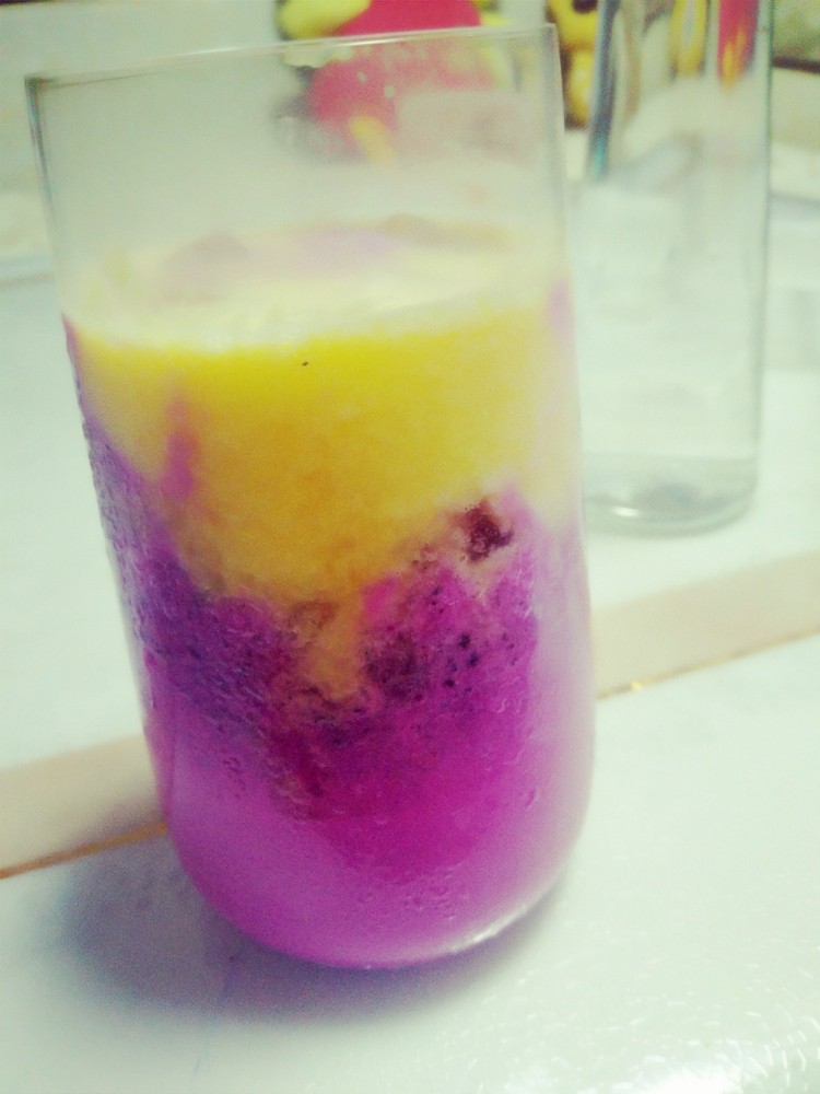 夏日挚爱粉色治愈橙饮,大功告成，图案可以随心所欲的做哦，放橙汁快慢决定造型，是不是很简单，快快动手吧。