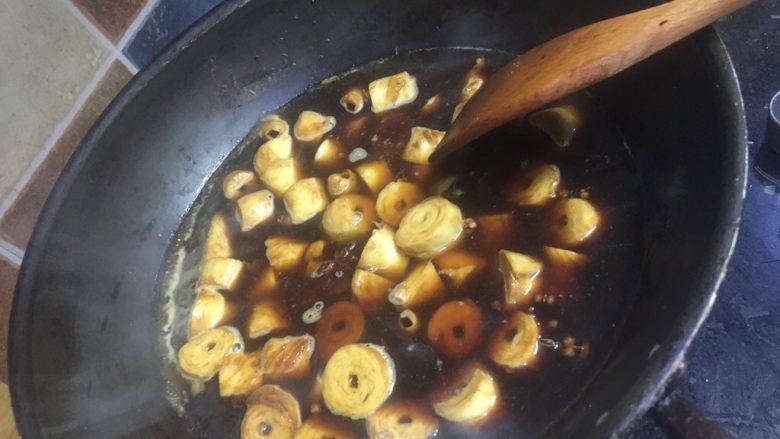 冬瓜炖素肠,倒入齐平的水,焖煮20分钟