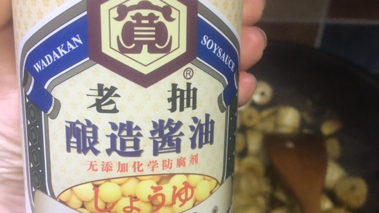 冬瓜炖素肠,翻炒均匀后,加入15g<a style='color:red;display:inline-block;' href='/shicai/ 762'>老抽</a>,上色