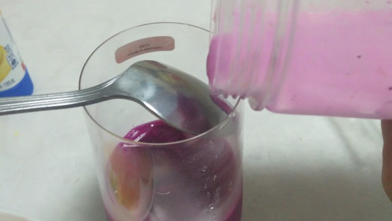 夏日挚爱粉色治愈橙饮,如果橙汁想做分层效果，可以用勺子贴杯壁，慢慢引流倒入杯中，一定要慢哦。