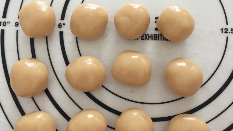 广式枣泥月饼,将静置好的面团分成15g一个,一一揉圆;