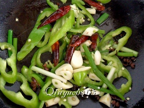 #家常菜大比拼#尖椒炒鱿鱼圈,放入葱蒜尖椒炒出香味。