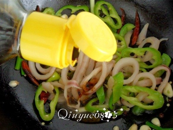 #家常菜大比拼#尖椒炒鱿鱼圈,调入酱油、姜粉、盐等