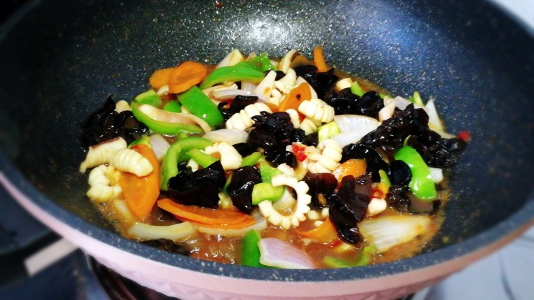 杂蔬烩鱿鱼,再小火煮3分钟左右其之入味,即可出锅