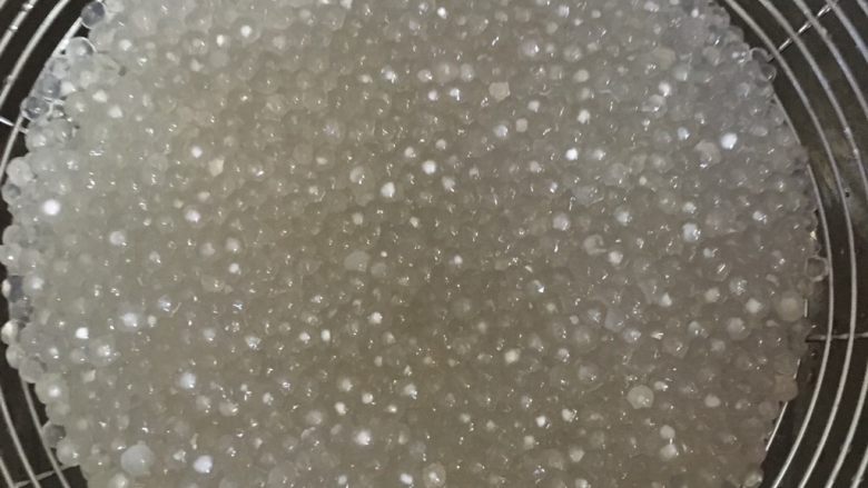 芋圆西米露,再用清水清洗几下,沥干水份即可。
