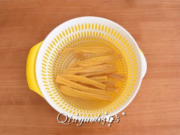 腐竹炒木耳 ,泡发<a style='color:red;display:inline-block;' href='/shicai/ 468'>腐竹</a>