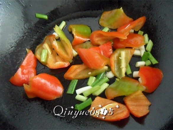 腐竹炒木耳 ,放入尖椒炒