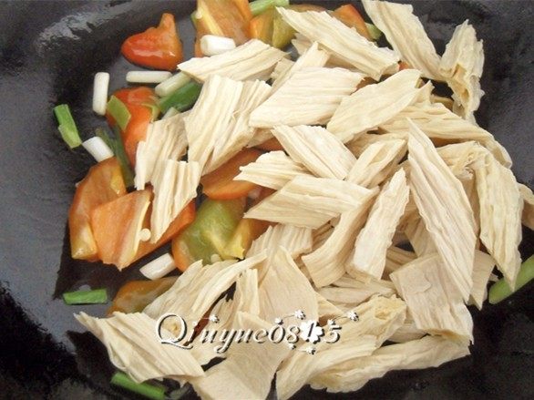 腐竹炒木耳 ,放入腐竹炒