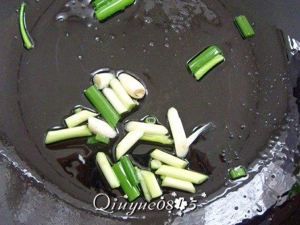 素鸡娃娃菜,油热爆香葱段