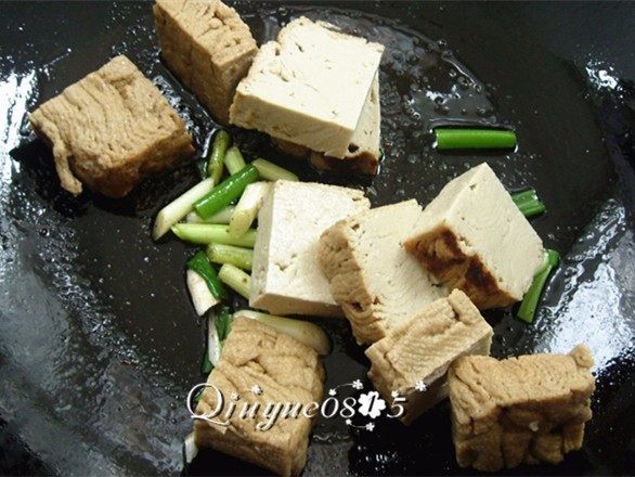 素鸡娃娃菜,放入素鸡炒