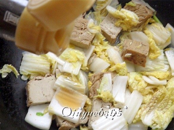 素鸡娃娃菜,调入胡椒粉和香油炒匀出锅