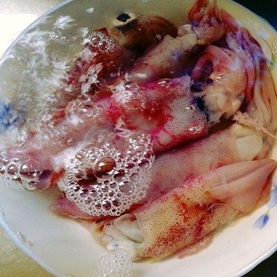 蒜蓉鱿鱼蒸粉丝,尽量选择不是泡发过的鱿鱼,鱿鱼洗净