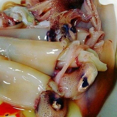 蒜蓉鱿鱼蒸粉丝,去皮去除里面脏东西,肚子里有小个黑色一定要去除。