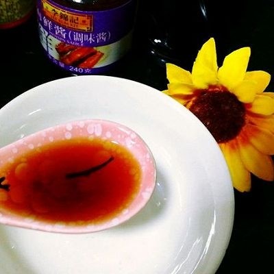 蒜蓉鱿鱼蒸粉丝,开始调汁,料酒1汤勺