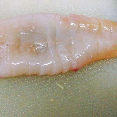 蒜蓉鱿鱼蒸粉丝,用刀在鱿鱼身上切,不要切断如图