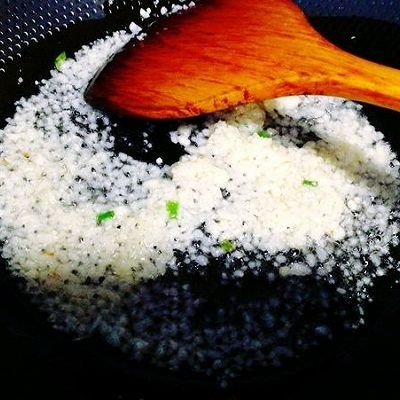 蒜蓉鱿鱼蒸粉丝,起油锅,小火倒入蒜蓉