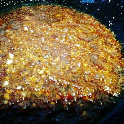 蒜蓉鱿鱼蒸粉丝,煮开后即可盛出备用