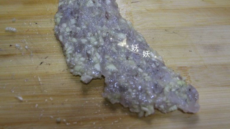 虾仁丝瓜酿,挖出的丝瓜也剁碎,和虾蓉混合,加少量的盐提味。