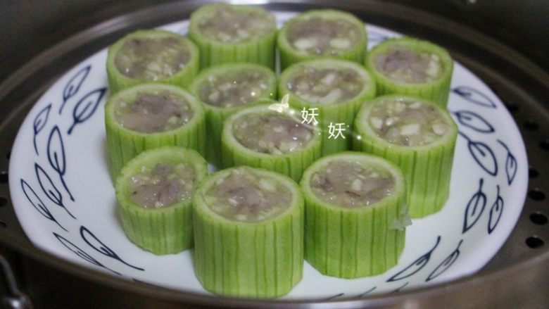 虾仁丝瓜酿,水开后上锅蒸5,6分钟即可,不要蒸的太久,丝瓜蒸老颜色就不绿了。