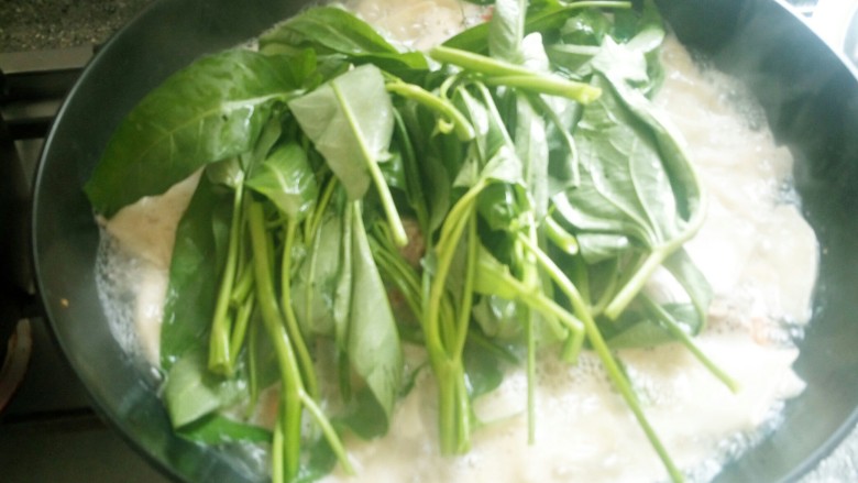 筒骨海鲜煮面片,空心菜开锅关火,放入适量盐,白胡椒,<a style='color:red;display:inline-block;' href='/shicai/ 813'>鸡粉</a>,一锅骨汤海鲜煮面片就煮好了。
