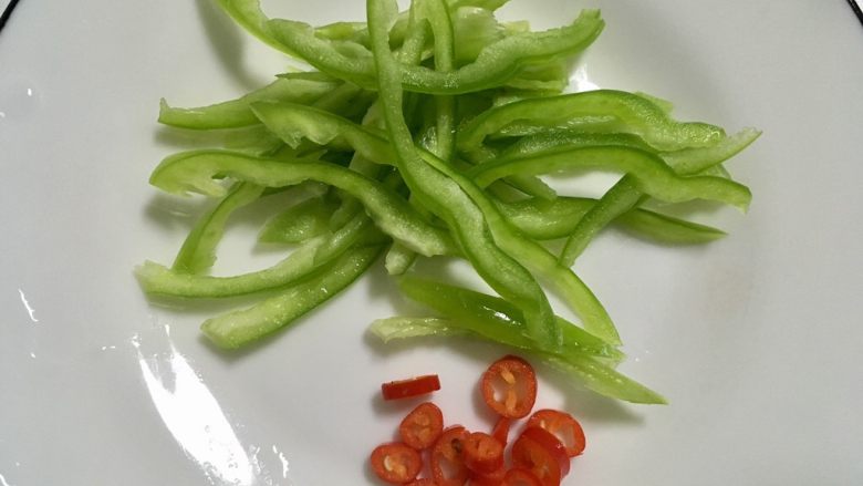 炝拌土豆丝,尖椒切丝,小红椒洗净切小片