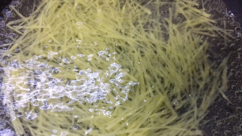炝拌土豆丝,水开后放入土豆丝,1分钟内捞出迅速在准备好的冷水中过凉