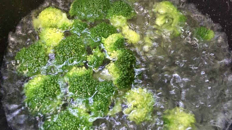 蒜蓉西兰花,放入西兰花，一分钟内捞出