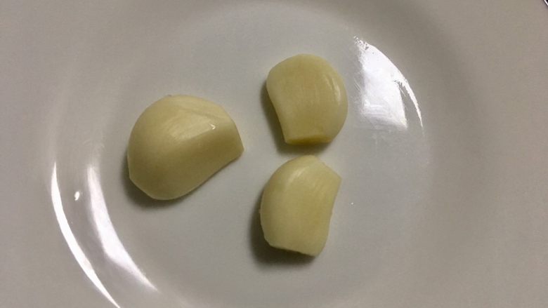 蒜蓉西兰花,蒜瓣洗净压成蓉