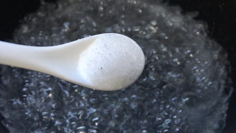 蒜蓉西兰花,水开后加入一勺盐